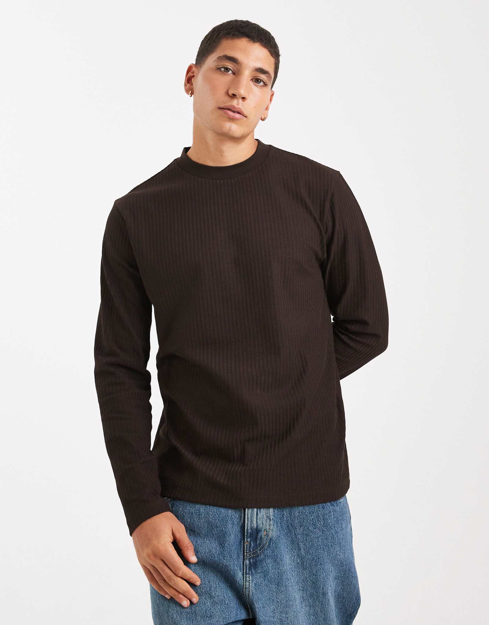 ДИЗАЙНЕРСКАЯ футболка ASOS с круглым вырезом и длинным рукавом коричневой фактуры