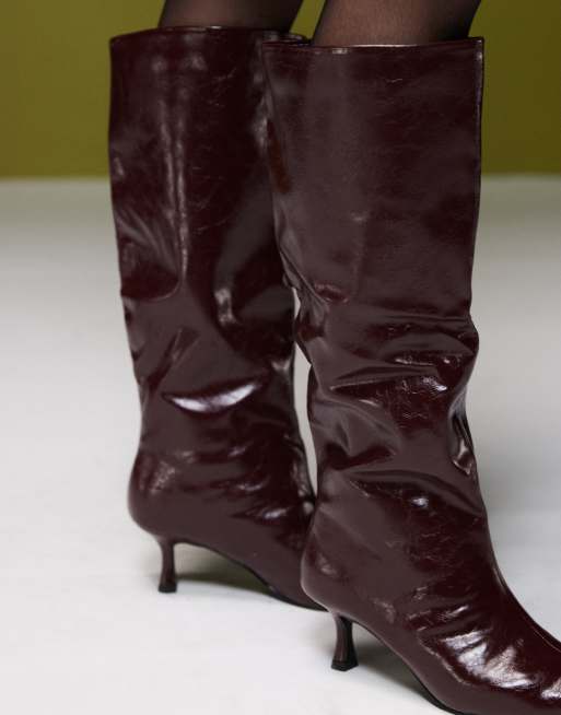 ASOS DESIGN Crimson Kniehohe Stiefel in Burgunder zum Hineinschlupfen mit Kitten Absatz
