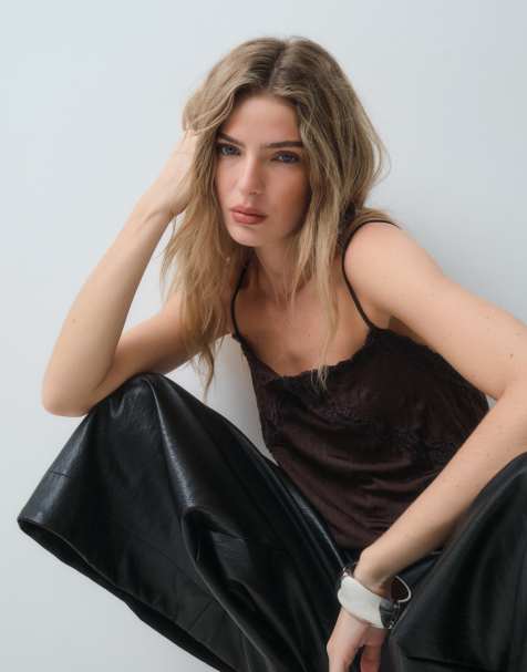 ASOS DESIGN Crinkle-Cami mit Spitzenbesatz in Dunkelbraun - view 1