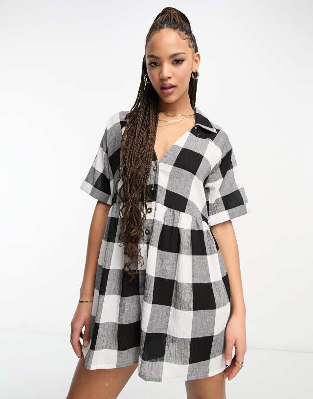 ASOS DESIGN - crinkle collared smock playsuit in mono gingham