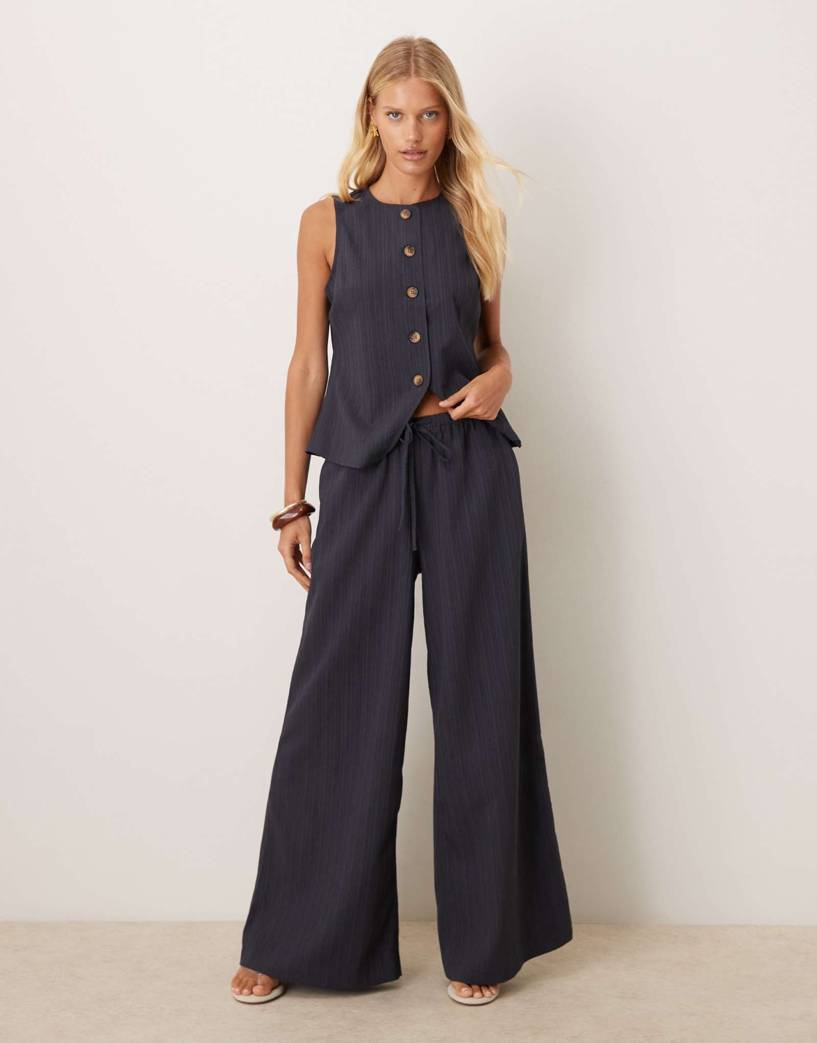 Дизайнерские брюки палаццо в складку от ASOS цвета древесного угля - часть комплекта