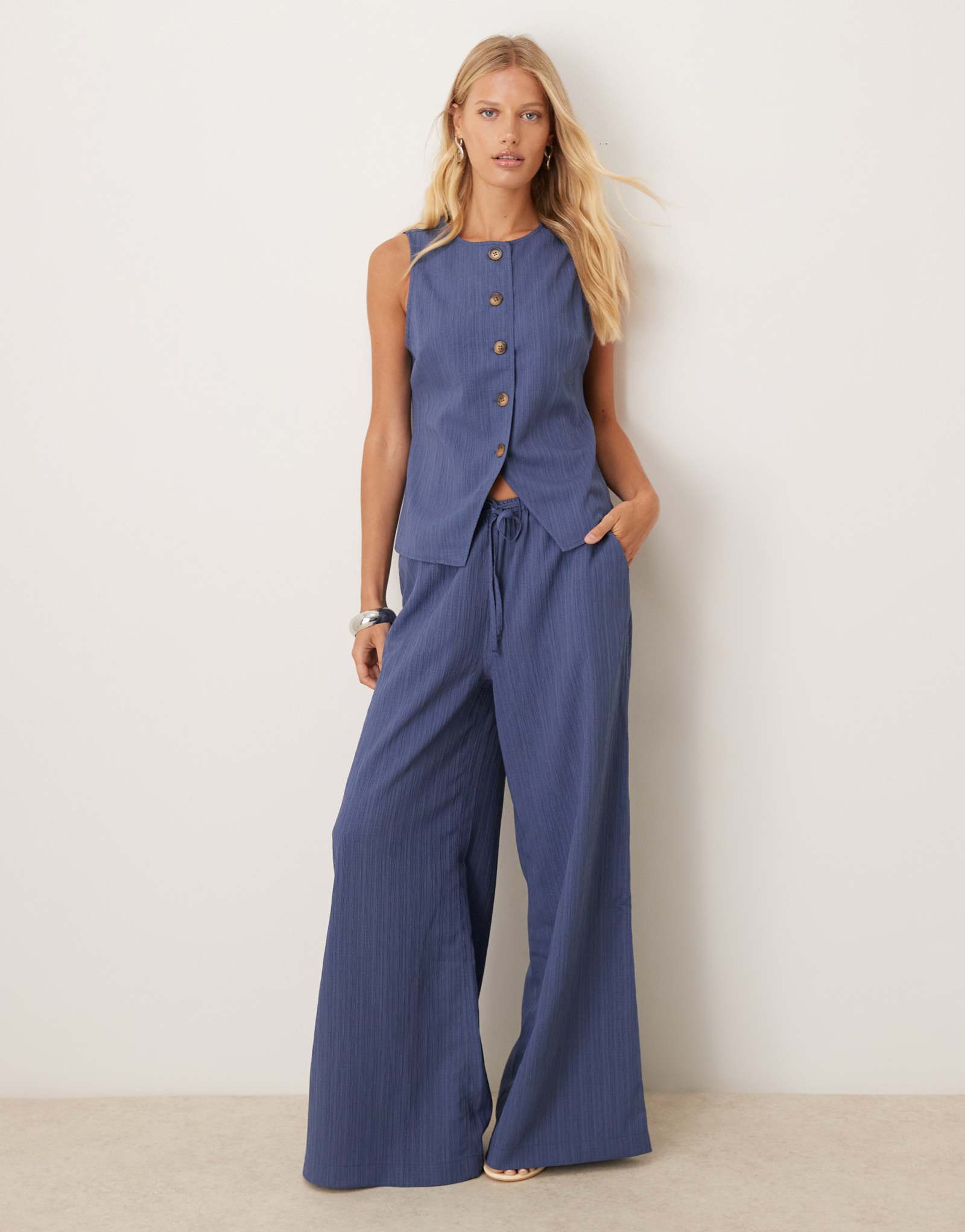 Дизайнерские брюки-палаццо в складку ASOS из синего денима - часть комплекта