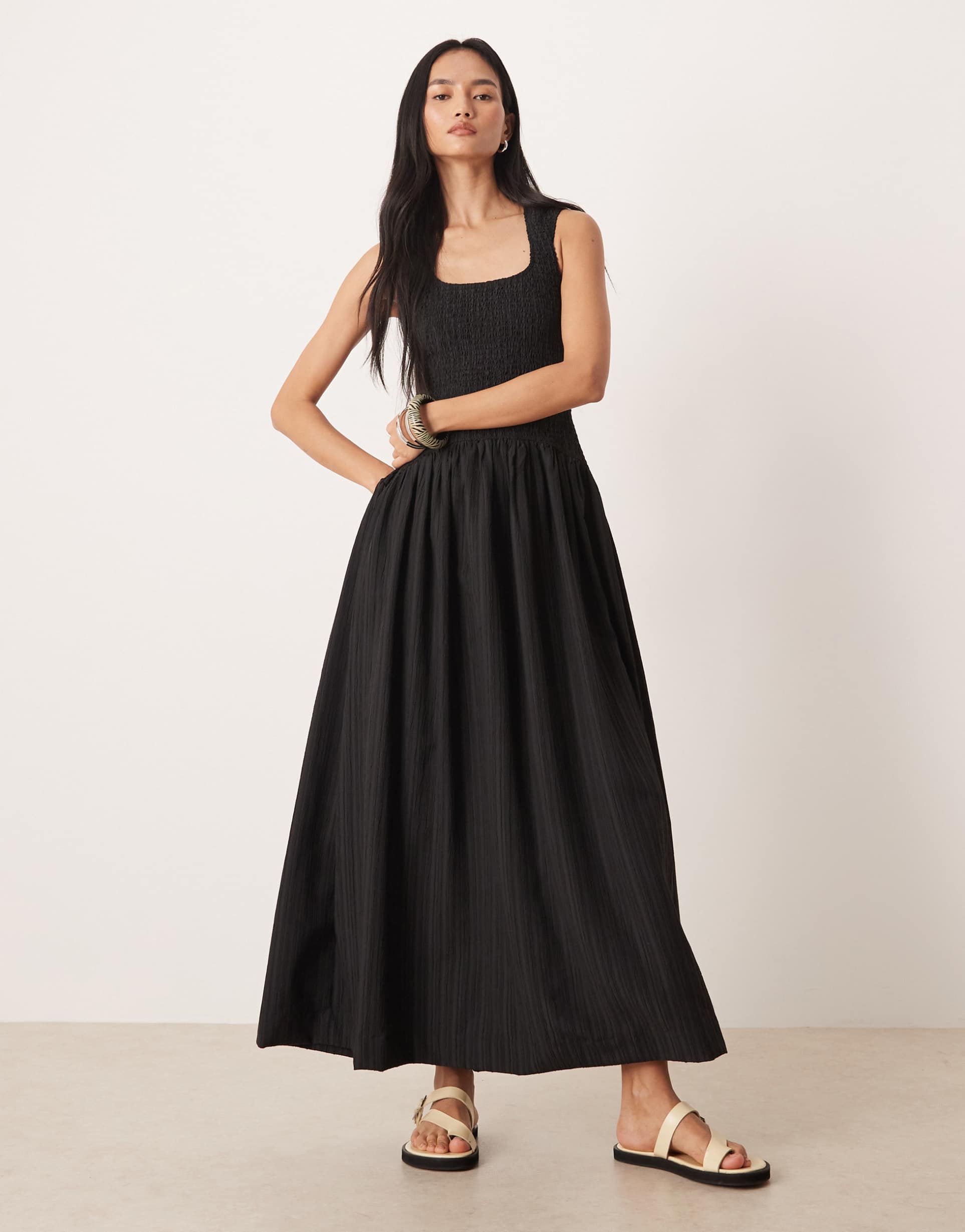 asos design crinkle scoop neck maxi dress with shirred waist in black