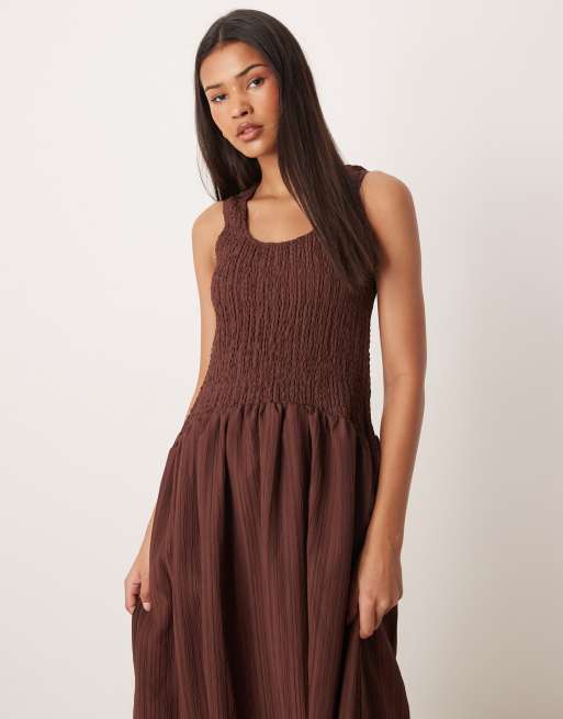 ASOS DESIGN crinkle scoop neck maxi sundress with shirred waist in chocolate , 4 of 4