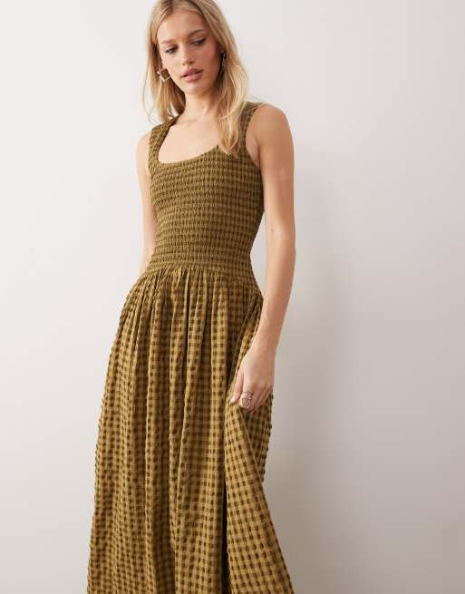 ASOS DESIGN crinkle scoop neck maxi sundress with shirred waist in tonal olive gingham , 3 of 4