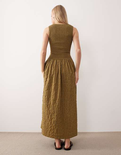 ASOS DESIGN crinkle scoop neck maxi sundress with shirred waist in tonal olive gingham , 4 of 4