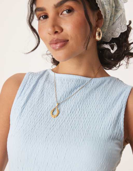 ASOS DESIGN - Robe courte sans manches en tissu texturé froissé à encolure bateau et jupe à basque - Bleu