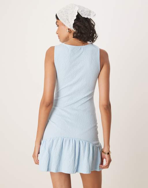 ASOS DESIGN - Robe courte sans manches en tissu texturé froissé à encolure bateau et jupe à basque - Bleu