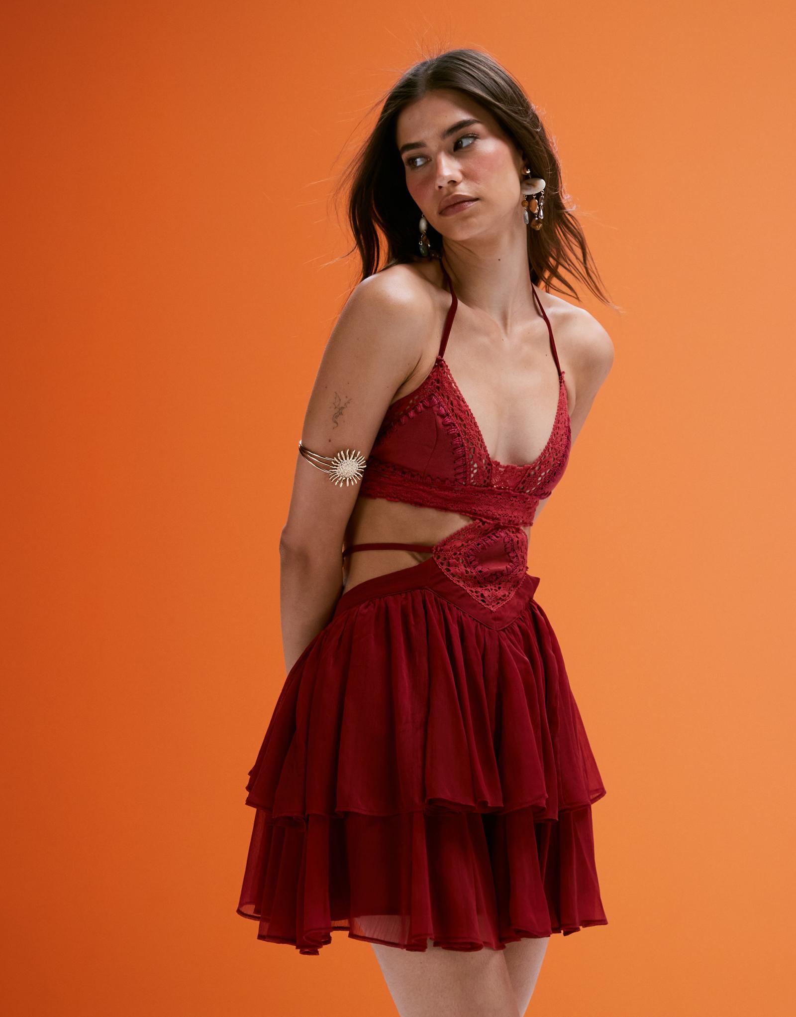 Мини-платье ASOS DESIGN, сшитое крючком из искусственной замши, с вырезом на груди и многоярусной юбкой темно-розового цвета