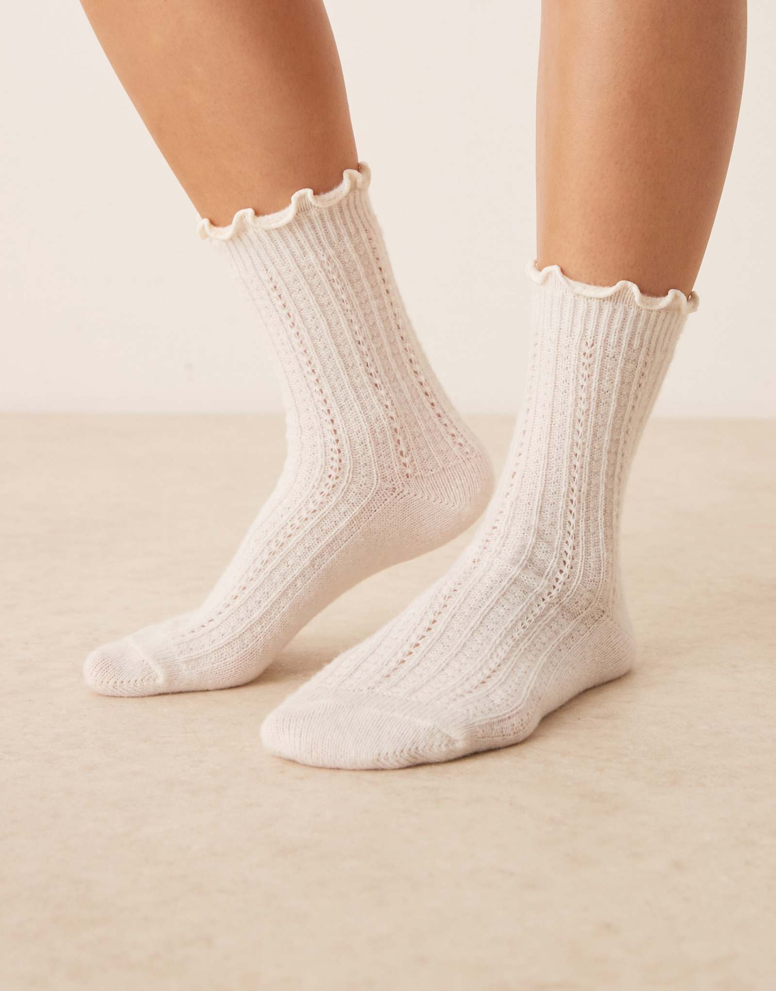 Носки с оборками по краю от ASOS DESIGN вязаные крючком кремового цвета