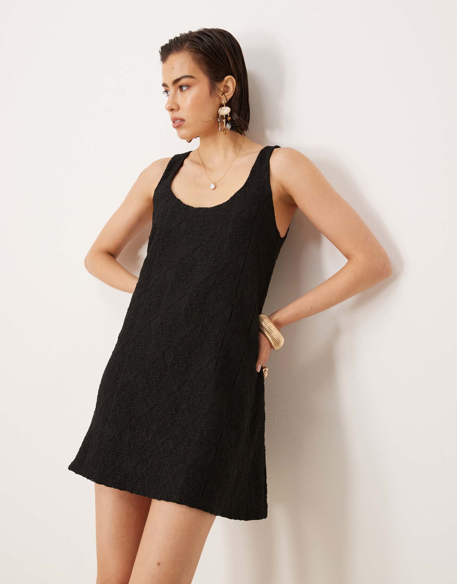 Мини-платье ASOS DESIGN, выполненное крючком в форме трапеции, черного цвета