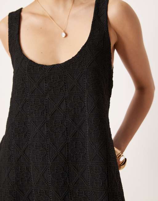 ASOS DESIGN - Vestito corto a trapezio nero all'uncinetto con scollo rotondo