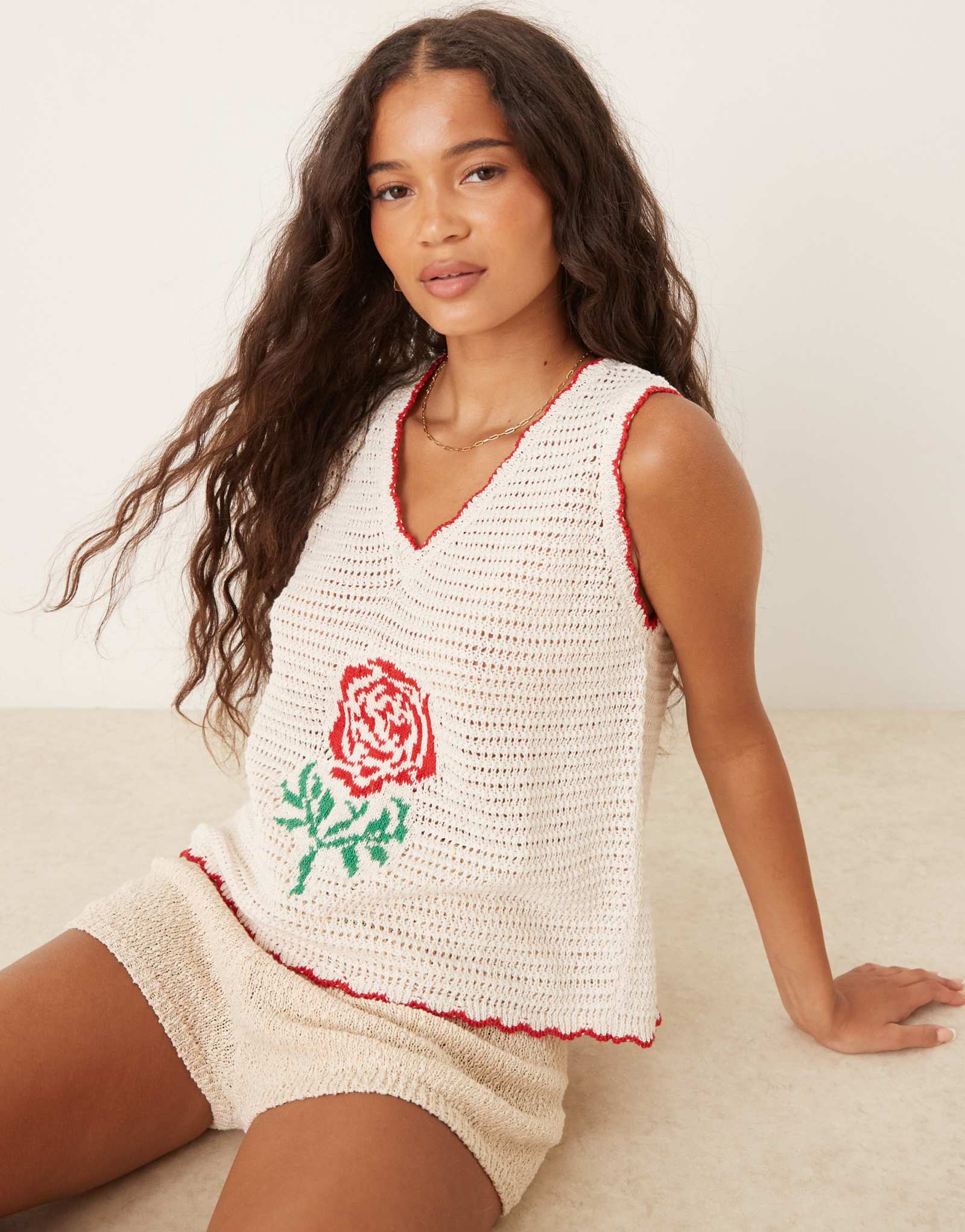 Вязаный топ ASOS DESIGN crochet stitch с мотивом розы цвета экрю