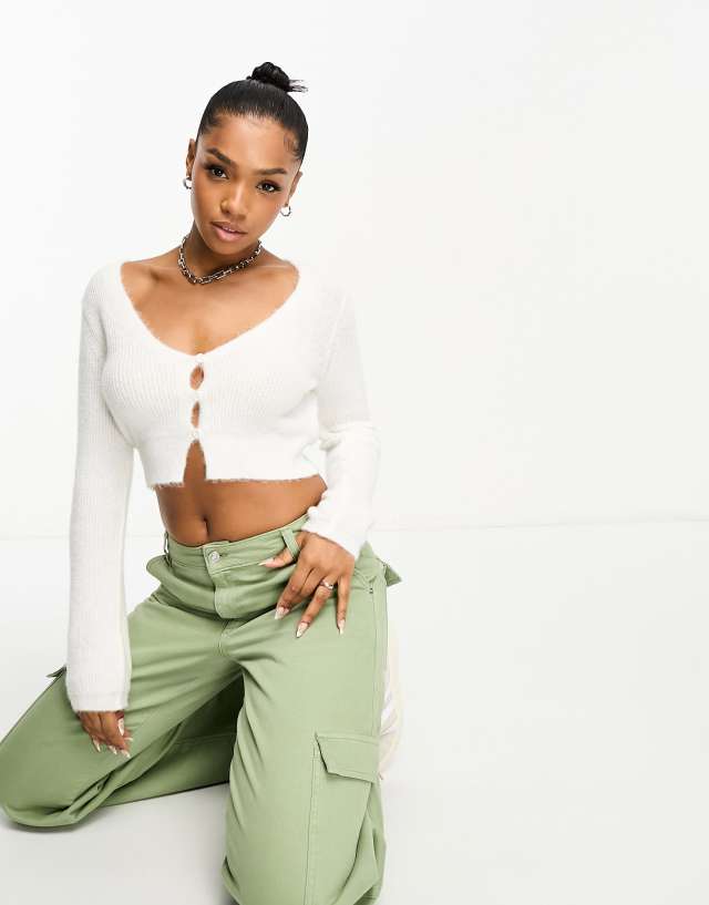 ASOS DESIGN - crop cardigan in fluffy yarn in cream