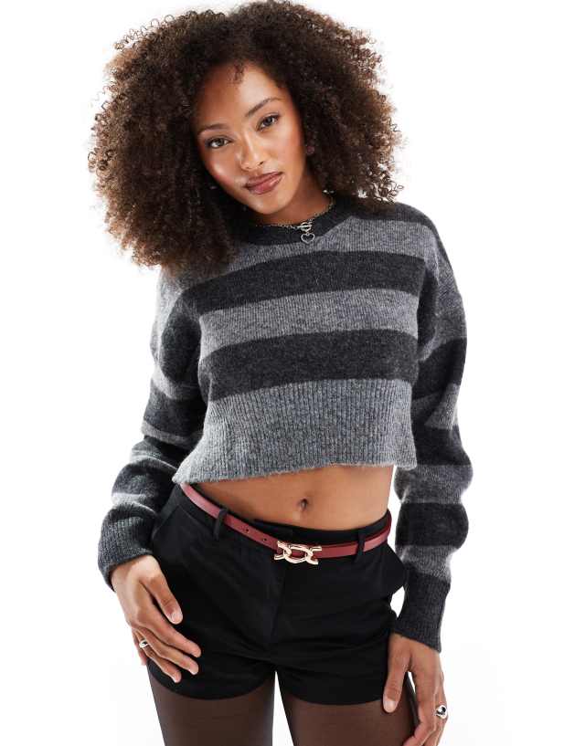 ASOS DESIGN - crop crew neck jumper with split hemline in stripe