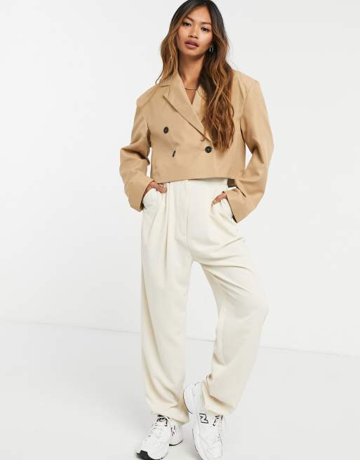 ASOS DESIGN crop suit blazerjakke med skarpe skuldre i lysebrun kamel, 4 af 4