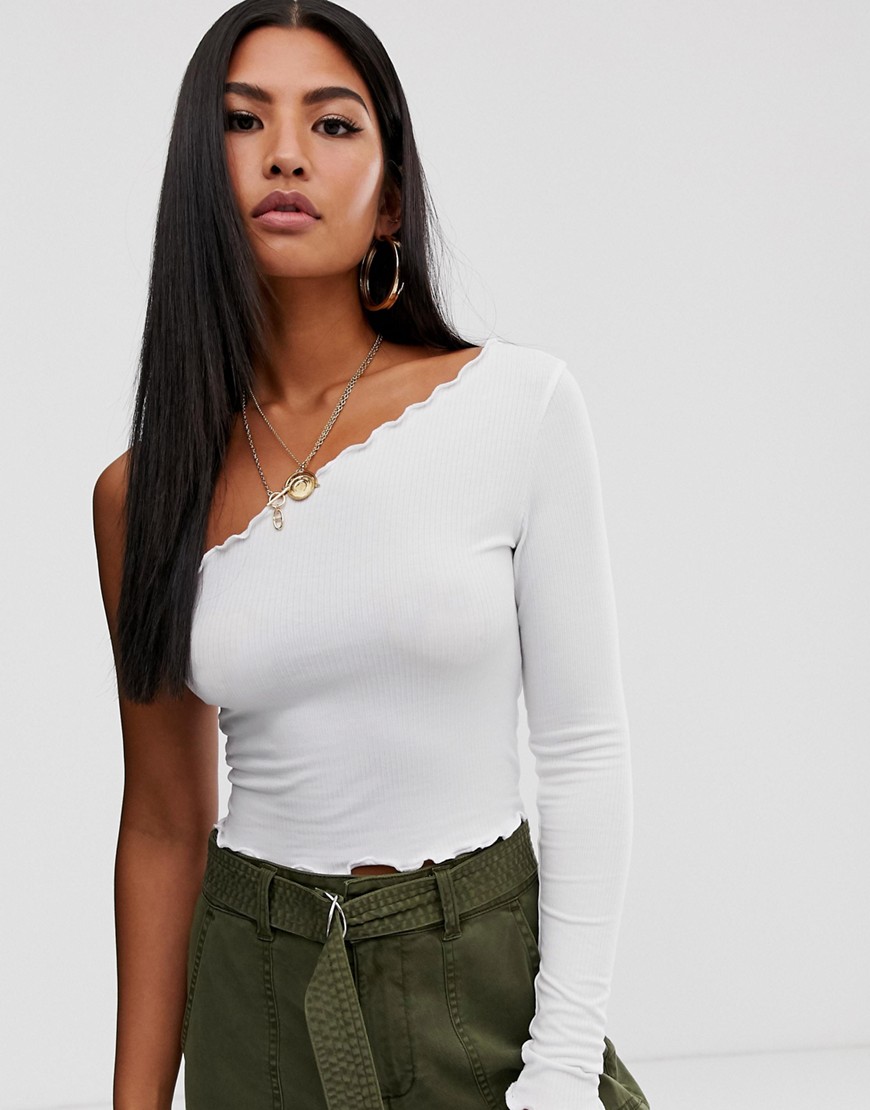 ASOS DESIGN - Crop T-shirt met blote schouder, lange mouwen en gerimpelde zoom in wit