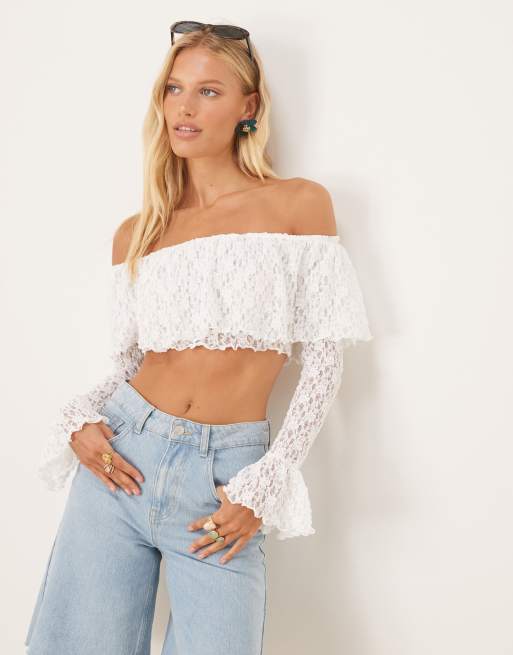 ASOS DESIGN - Crop top a maniche lunghe in pizzo color avorio con scollo alla Bardot e volant