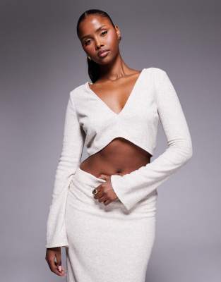 Crop top brossé et texturé d'ensemble avec décolleté en V devant et manches évasées - Avoine-Neutre 36