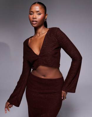 Crop top brossé et texturé d'ensemble avec décolleté en V devant et manches évasées - Marron-Brown 34