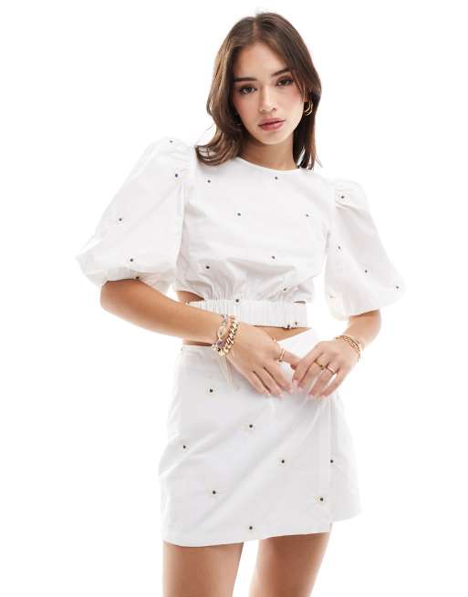 ASOS DESIGN - Crop top con fiori ricamati e maniche a sbuffo