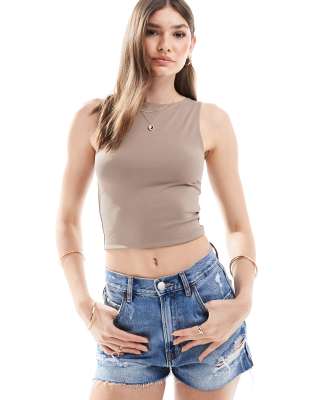 ASOS DESIGN - Crop top con scollo a vogatore a doppio strato color fungo