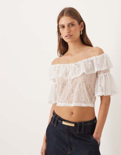 ASOS DESIGN - Crop top en dentelle avec encolure Bardot volantée - Ivoire