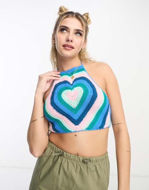 ASOS DESIGN - Crop top en maille crochetée motif cœur - Bleu