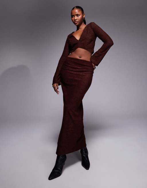 ASOS DESIGN - Crop top marrone spazzolato a coste con scollo a V e maniche svasate in coordinato, 4 di 4