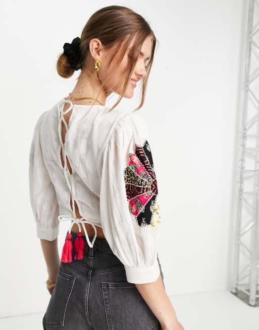 ASOS DESIGN - Crop top met patchwork mouwen en voorkant en veters aan de achterkant in wit, 2 van 4