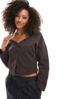 ASOS DESIGN - Crop top morbidissimo spazzolato color cioccolato con bottoni e maniche ad ali di pipistrello - view 1