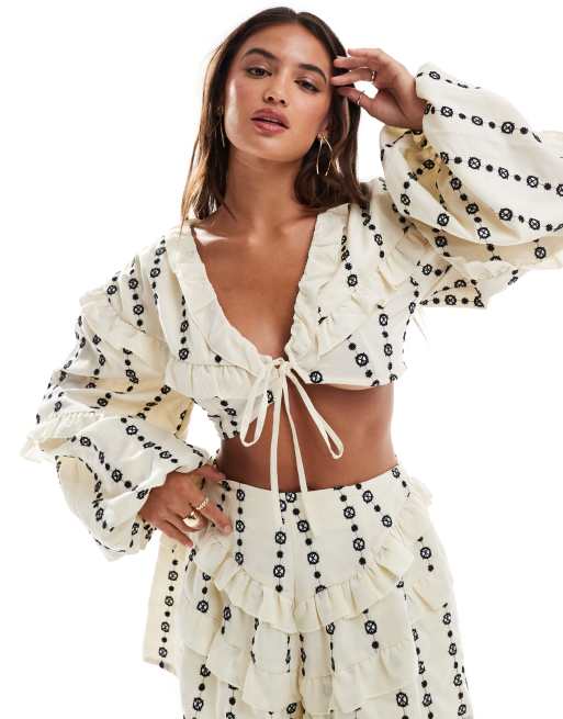ASOS DESIGN - Crop top ricamato color crema con volant in coordinato