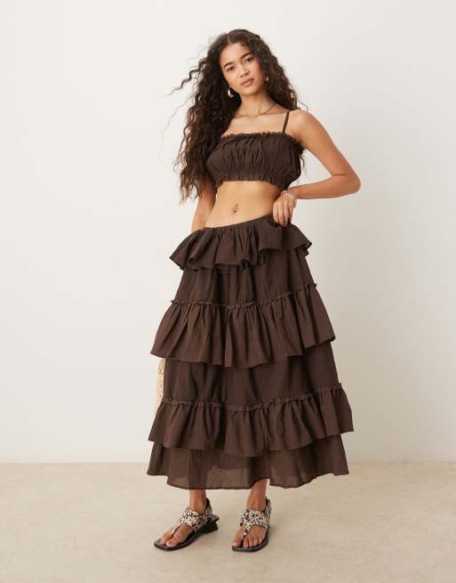 ASOS DESIGN - Crop top stile country in cotone color cioccolato con volant in coordinato
