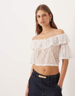 ASOS DESIGN - Crop top transparent en dentelle avec encolure bardot à volants - Ivoire-Blanc