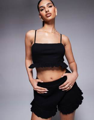 ASOS DESIGN - Cropped-Camisole in Schwarz mit Rüschensaum und Knitterstruktur, Kombiteil