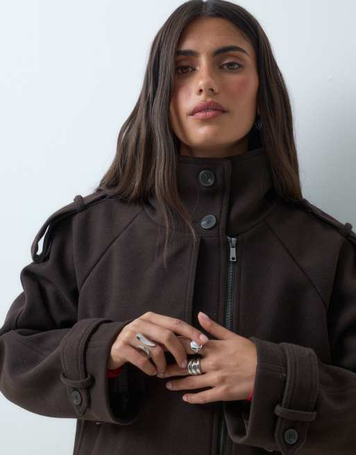 ASOS DESIGN cropped cape mantel met opstaande boord in donkerbruin, 2 van 4
