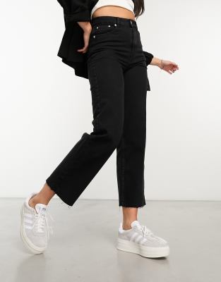 cropped comfort stretch straight leg jeans in black