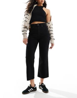 cropped comfort stretch straight leg jeans in clean black