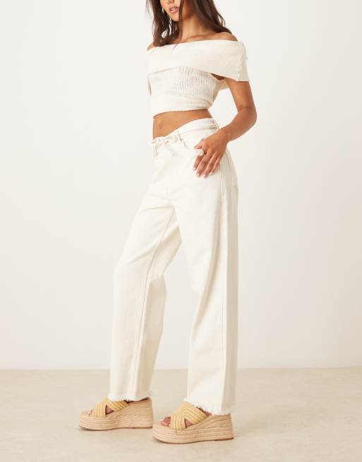 ASOS DESIGN – Cropped-Dad-Jeans in Weiß mit weitem Bein und Gürtel
