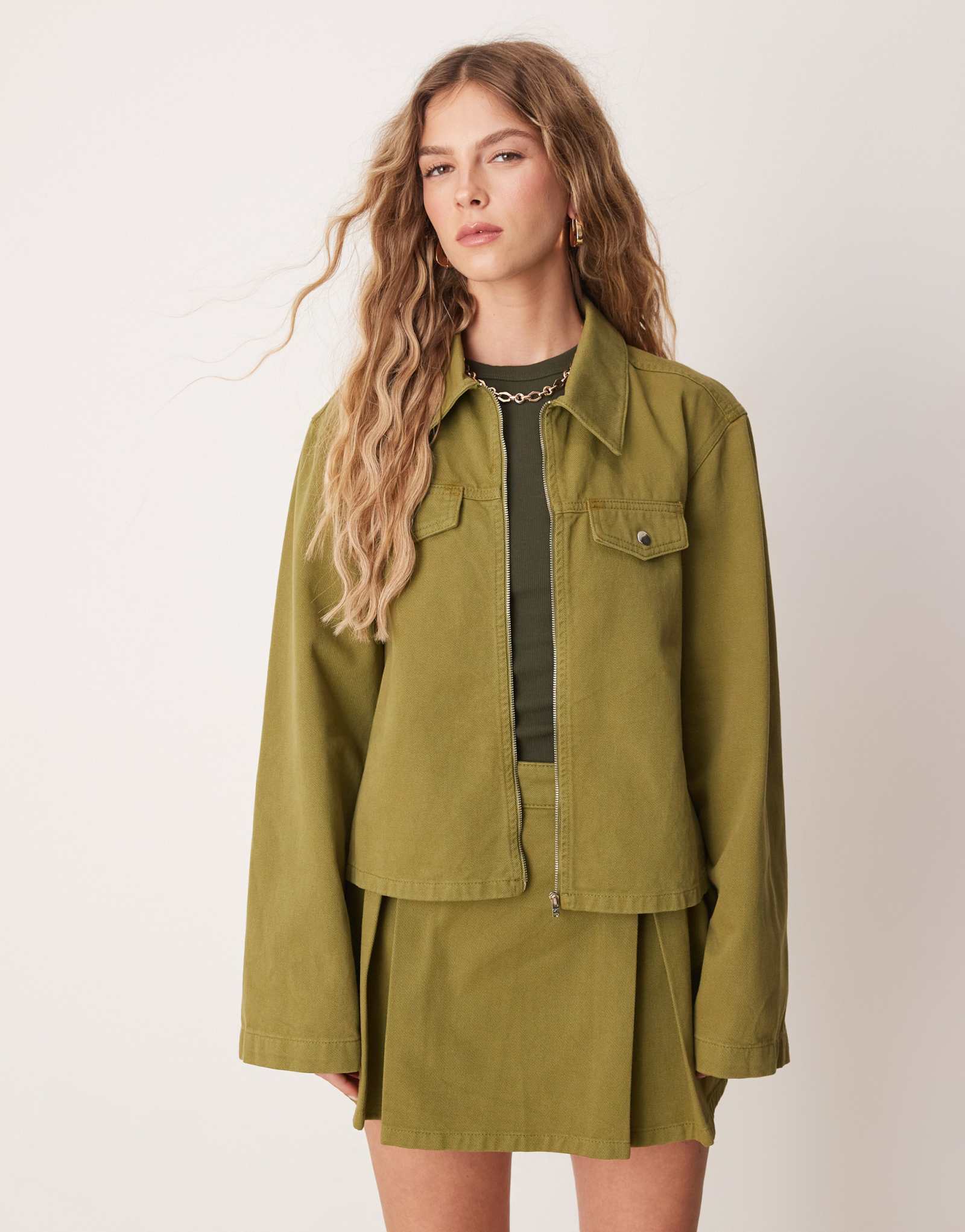 ДИЗАЙНЕРСКАЯ укороченная джинсовая куртка ASOS на молнии спереди оливково-зеленого цвета - часть комплекта