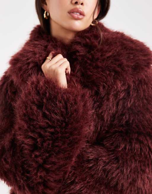 ASOS DESIGN – Cropped Jacke aus Kunstpelz in Maulbeerrot