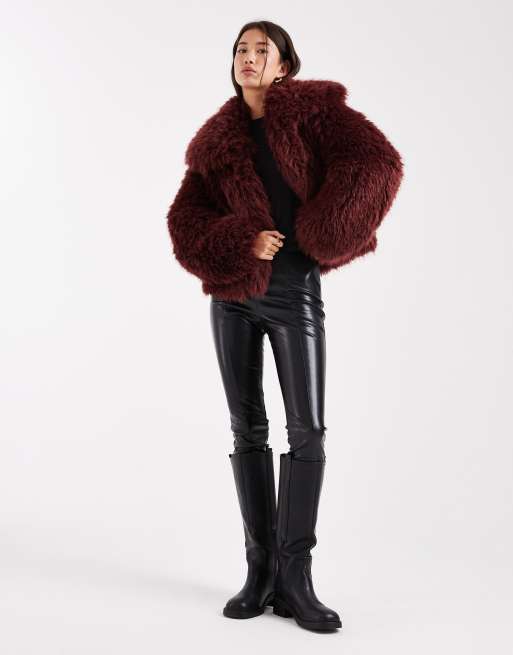 ASOS DESIGN – Cropped Jacke aus Kunstpelz in Maulbeerrot
