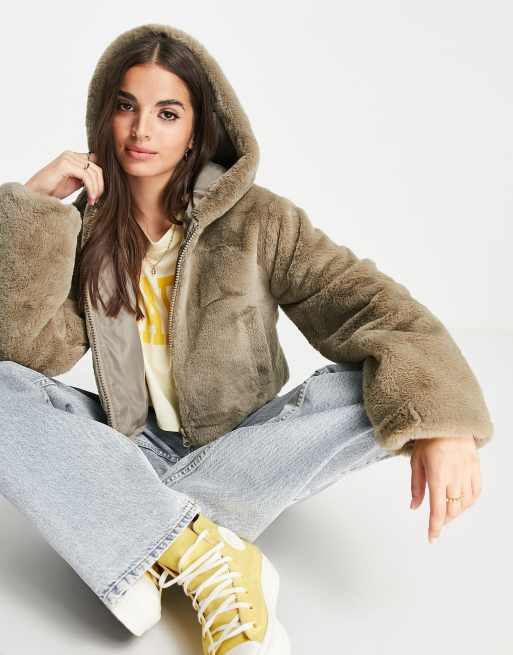 ASOS DESIGN - Cropped jack van imitatiebont met capuchon in lichtkaki