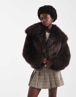 ASOS DESIGN - Cropped-Jacke aus Kunstpelz in Braun-Brown