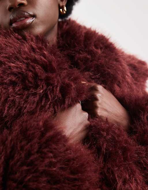 ASOS DESIGN – Cropped Jacke aus Kunstpelz in Maulbeerrot