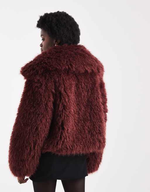 ASOS DESIGN – Cropped Jacke aus Kunstpelz in Maulbeerrot