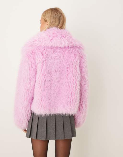 ASOS DESIGN – Cropped-Jacke aus Kunstpelz in Rosa