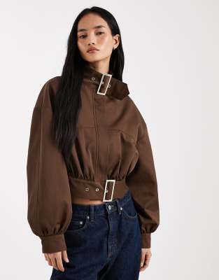 ASOS DESIGN - Cropped-Jacke in Braun mit Stehkragen und Schnallendetail-Brown