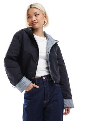 ASOS DESIGN - Cropped-Jacke in Marineblau mit Kapuze und Futter mit Vichy-Karo-Neutral