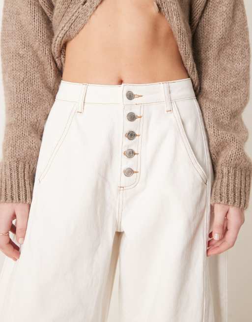 ASOS DESIGN – Cropped-Jeans in Ecru mit weitem, abgerundetem Bein und Knopfverschluss, 4 von 5